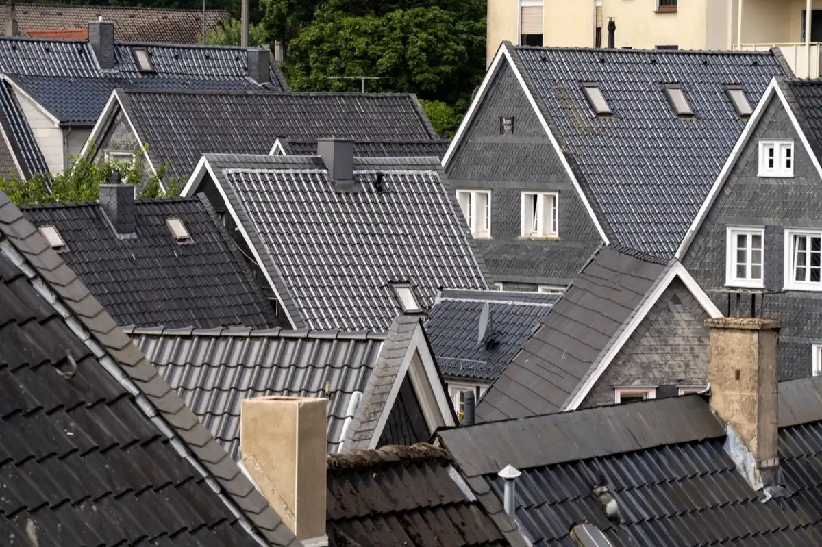 Steep roof eaves and gutter lines on houses in Shreveport, LA